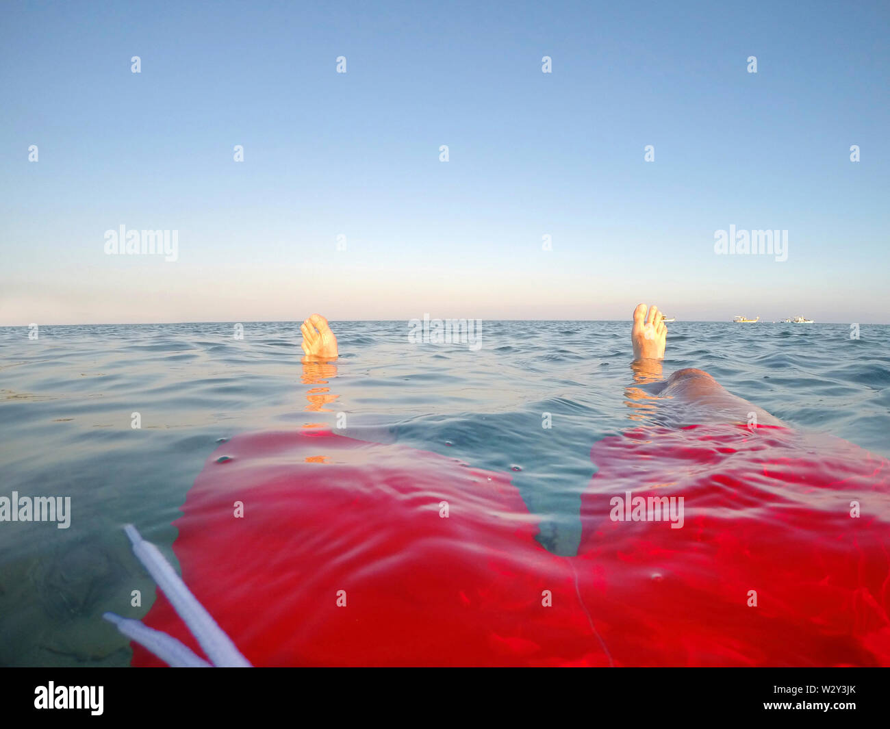 Floating Schwimmer Mann entspannen in Meerwasser Stockfoto