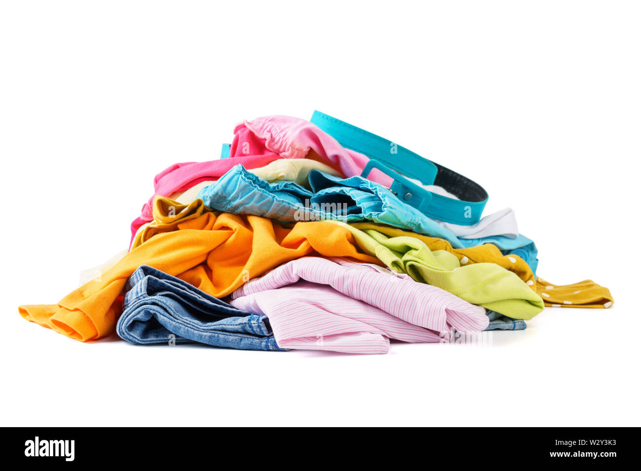 Unordentlicher Haufen von bunten Sommer Kleidung auf weißem Hintergrund. Stockfoto