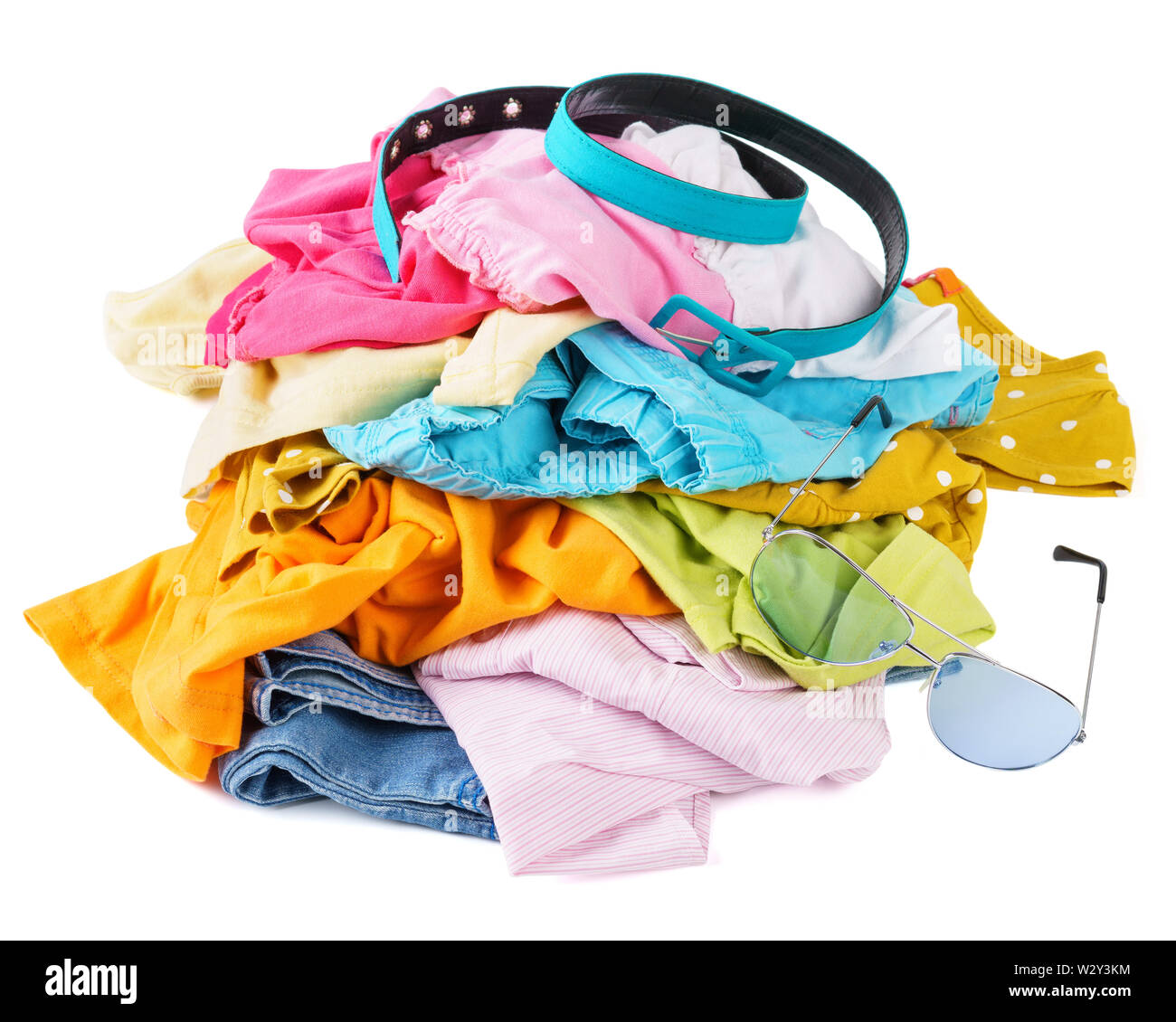 Stapel der bunten Sommer Kleidung und Accessoires. Ferienhäuser Vorbereitung Konzept. Isoliert. Stockfoto