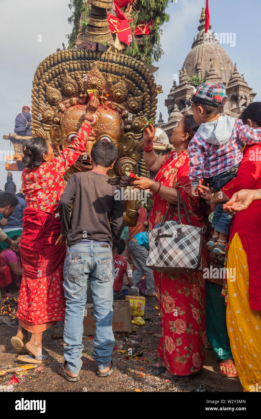 Geben Gebet am Rato Machindranath Chariot Festival in Kathmandu Stockfoto