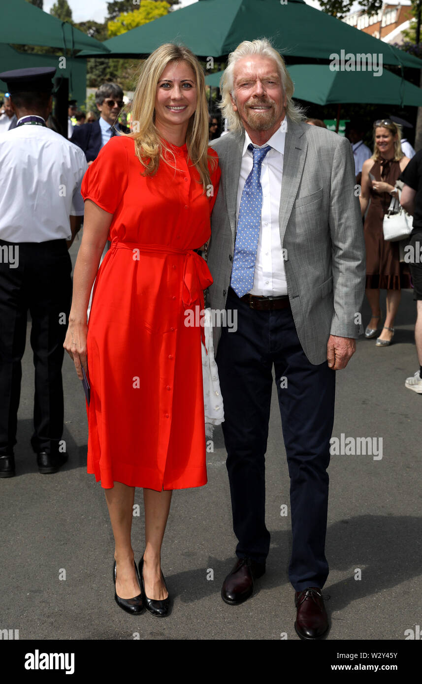 Sir Richard Branson mit Tochter Holly Branson am Tag zehn der Wimbledon Championships in der All England Lawn Tennis und Croquet Club, Wimbledon. Stockfoto