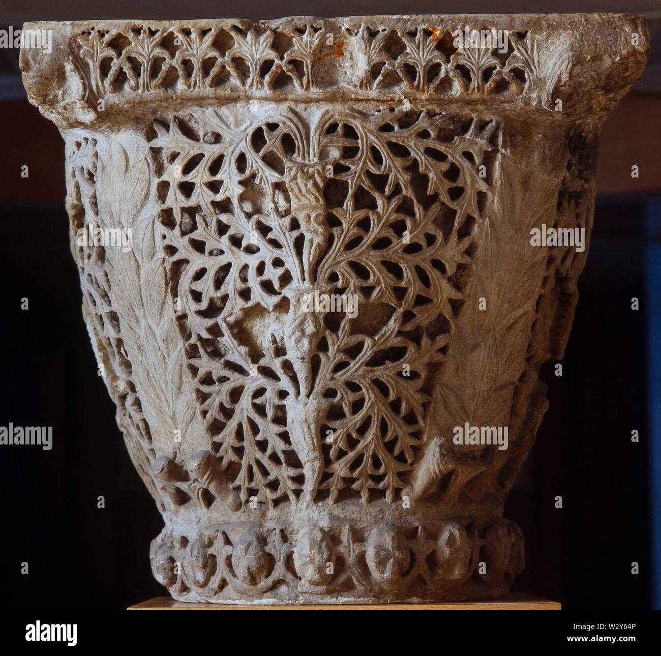 Capitel bizantino, Mármol, siglo VI, Procedente de la Iglesia de San