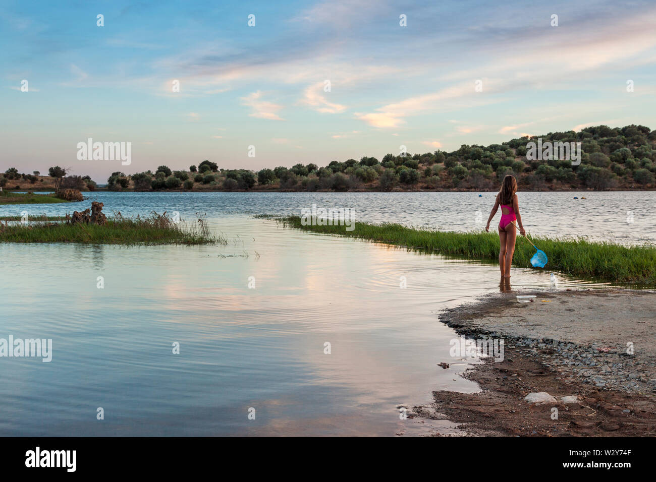 Mädchen angeln mit einem Netz an einem See in Monsaraz, Portugal Stockfoto