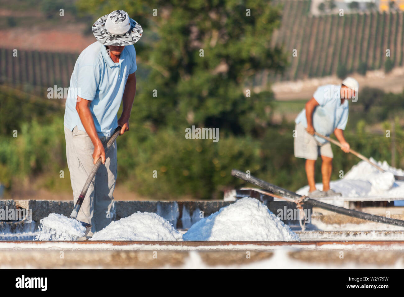Kooperative Arbeiter am Rio Maior Salinen in Portugal Stockfoto