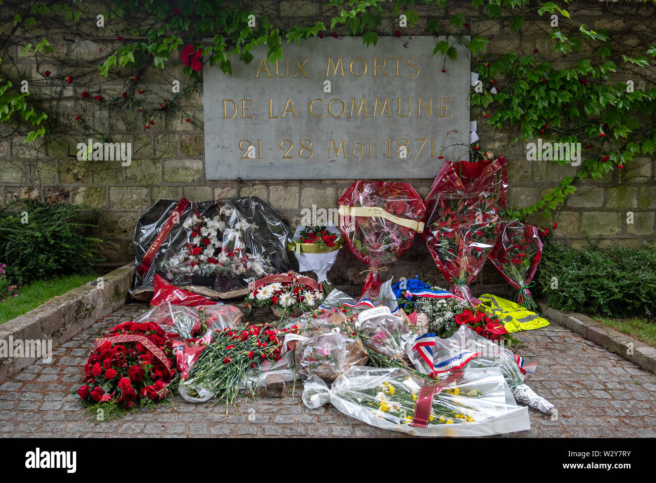 Paris, Frankreich, 28. Mai 2019: Die kommunarden Mauer am Friedhof Pere Lachaise. Die Mauer wurde zum Symbol des Menschen kämpfen für ihre Freiheit. Stockfoto