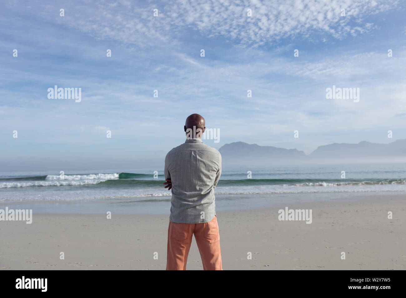 Mann mit Blick auf den Strand. Stockfoto