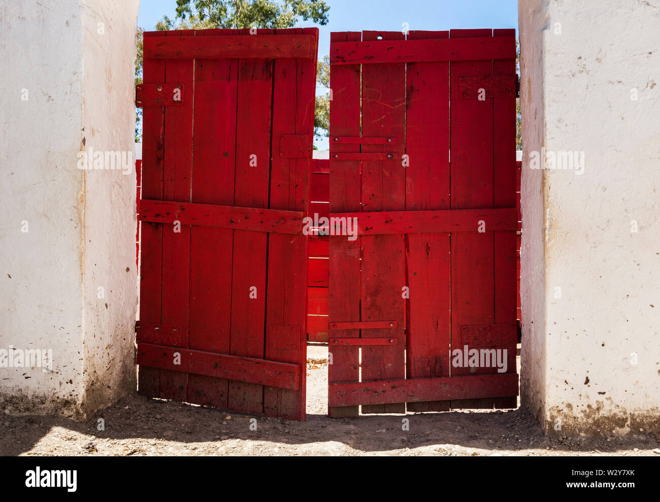 Rote hölzerne Türen einer Stierkampfarena in ländlichen Portugal Stockfoto