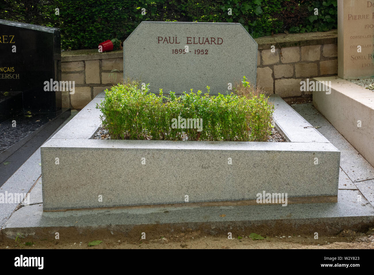 Paris, Frankreich, 28. Mai 2019: Das Grab des berühmten französischen Dichters Paul Eluard auf dem Friedhof Pere Lachaise. Stockfoto
