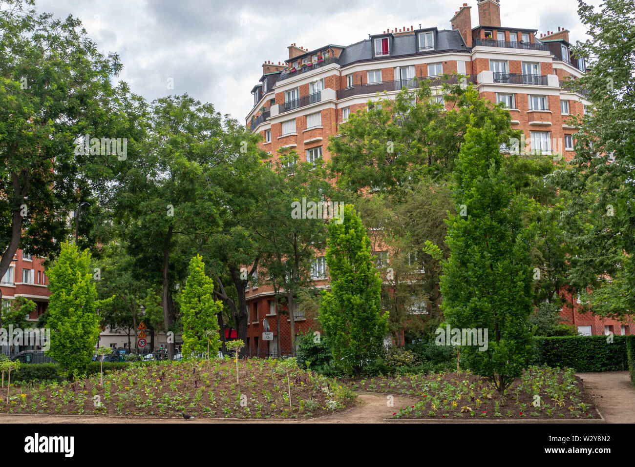 Paris, Frankreich, 31. Mai 2019: Die Sarah Bernhardt Platz in Paris. Stockfoto