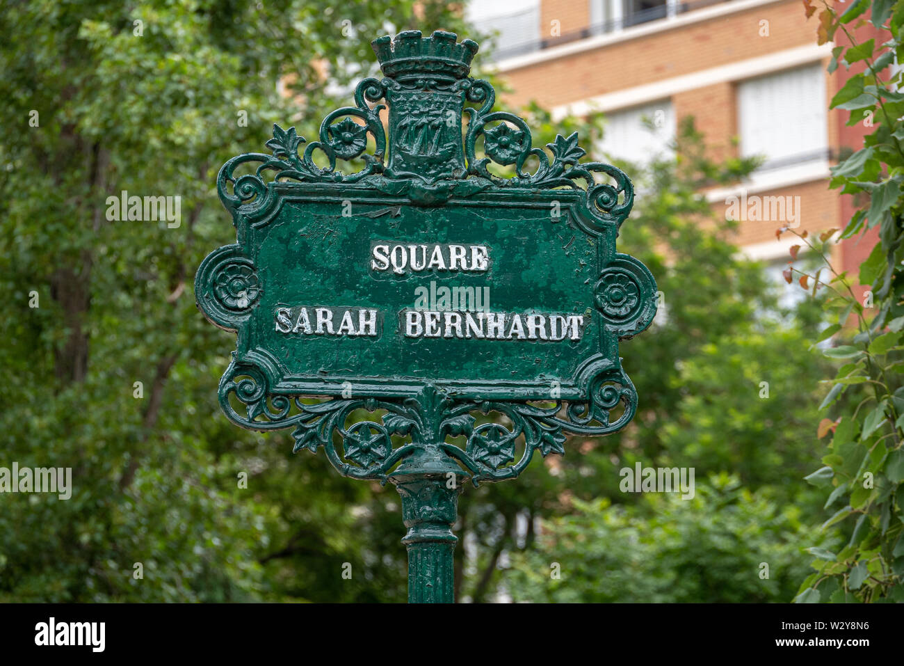 Paris, Frankreich, 31. Mai 2019: Die Sarah Bernhardt Platz in Paris. Stockfoto