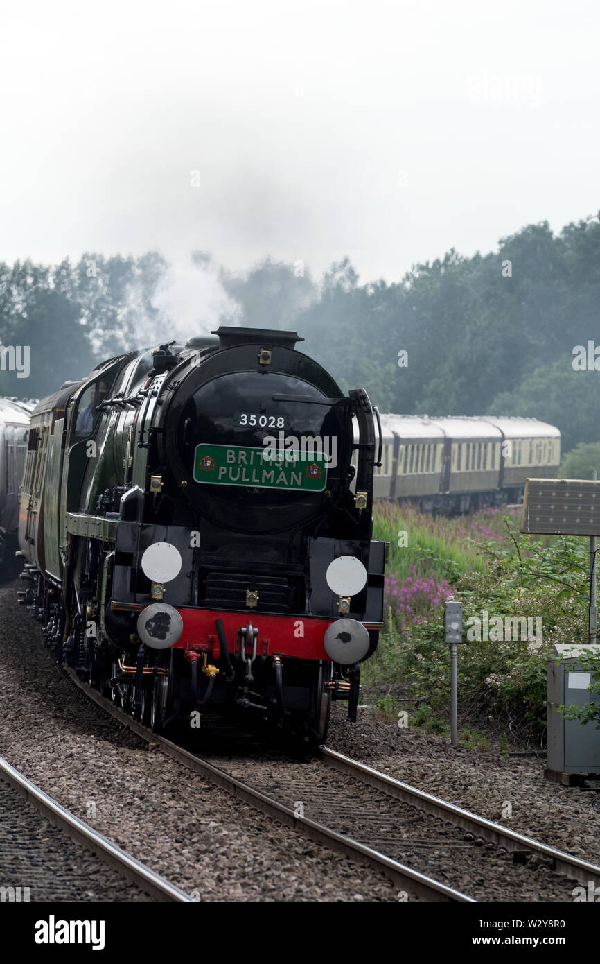 Handelsmarine Klasse Dampflok 'Clan' absteigend Hatton Bank, Warwickshire, Großbritannien Stockfoto