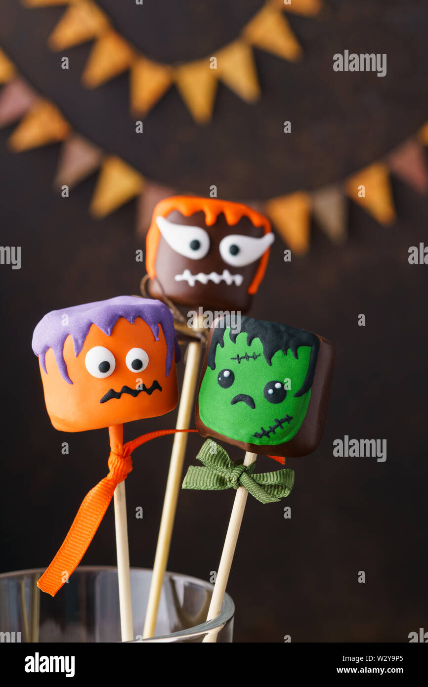 Lustige Kuchen pops Monster für die Halloween Party. Festliche Süßigkeiten. Selektive konzentrieren. Stockfoto