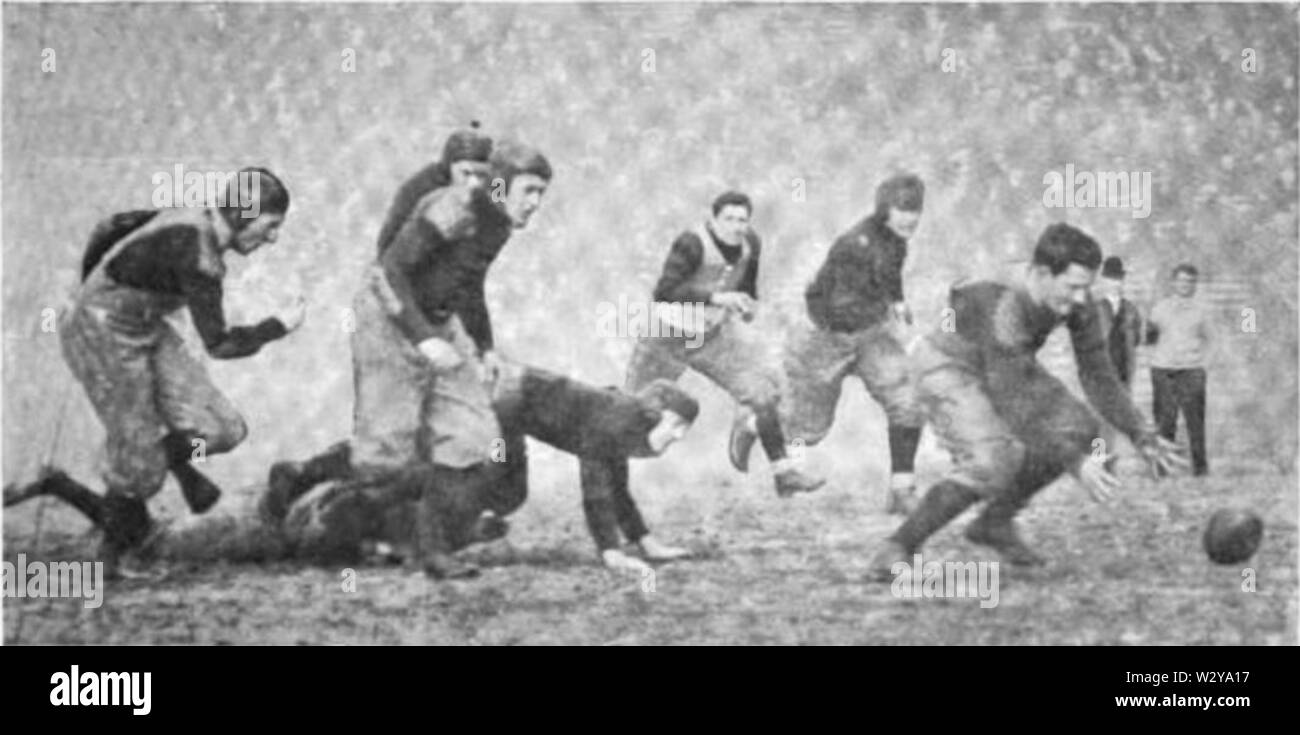 Michigan - Penn Spiel, 1910, Cole versucht, den Ball nach Scott's Fumble wiederherstellen Stockfoto