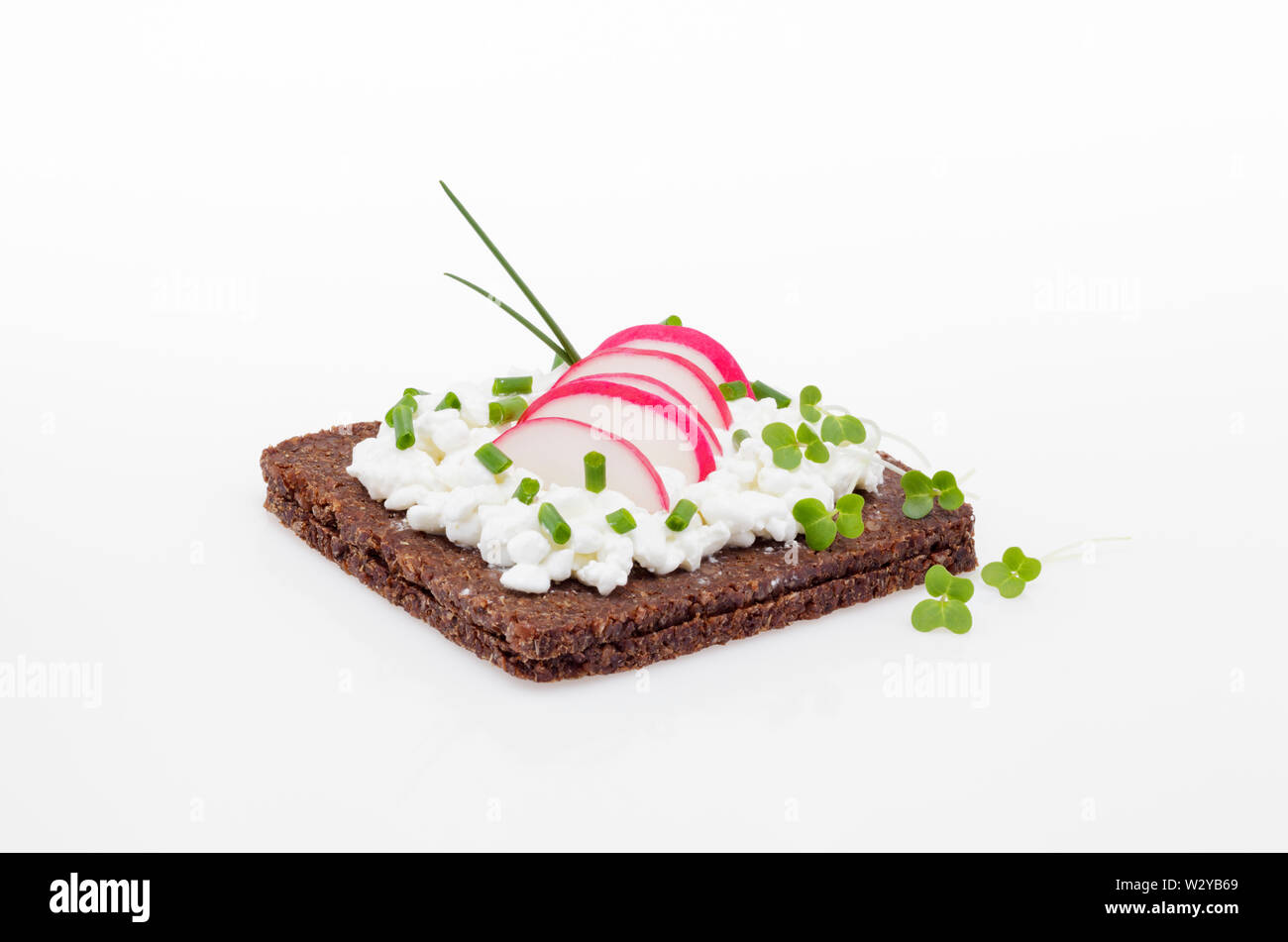 Laktosefreie Hüttenkäse auf Ryebread Stockfoto