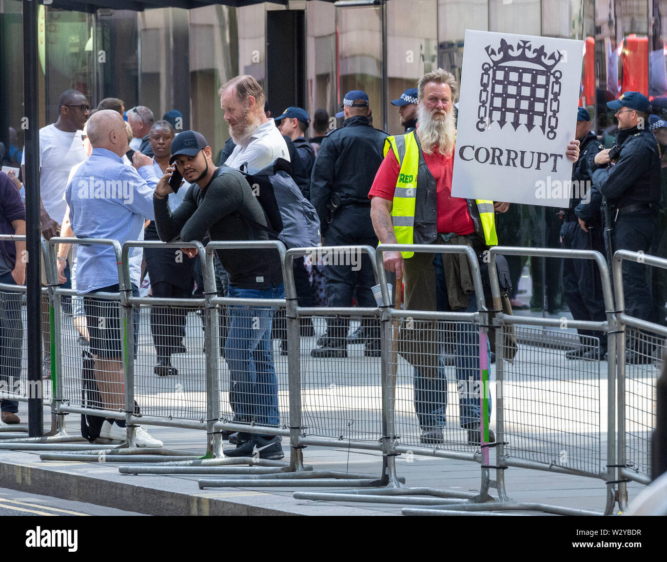 London, 11. Juli 2019 Stephen Yaxley-Lennon auch als Tommy Robinson bekannt. Die zentralen Strafgerichtshof, Old Bailey zurückgegeben, für die Verurteilung nach seiner Verurteilung wegen Missachtung des Gerichts. Einen lauten und bei gewalttätigen Menschenmenge protestierten vor dem Gericht. Stadt London Polizei hatte eine starke Präsenz in Kampfausrüstung, mehrfach eingesetzt wurden die Anhänger zurück vom Gericht zu halten. Kredit Ian Davidson/Alamy leben Nachrichten Stockfoto