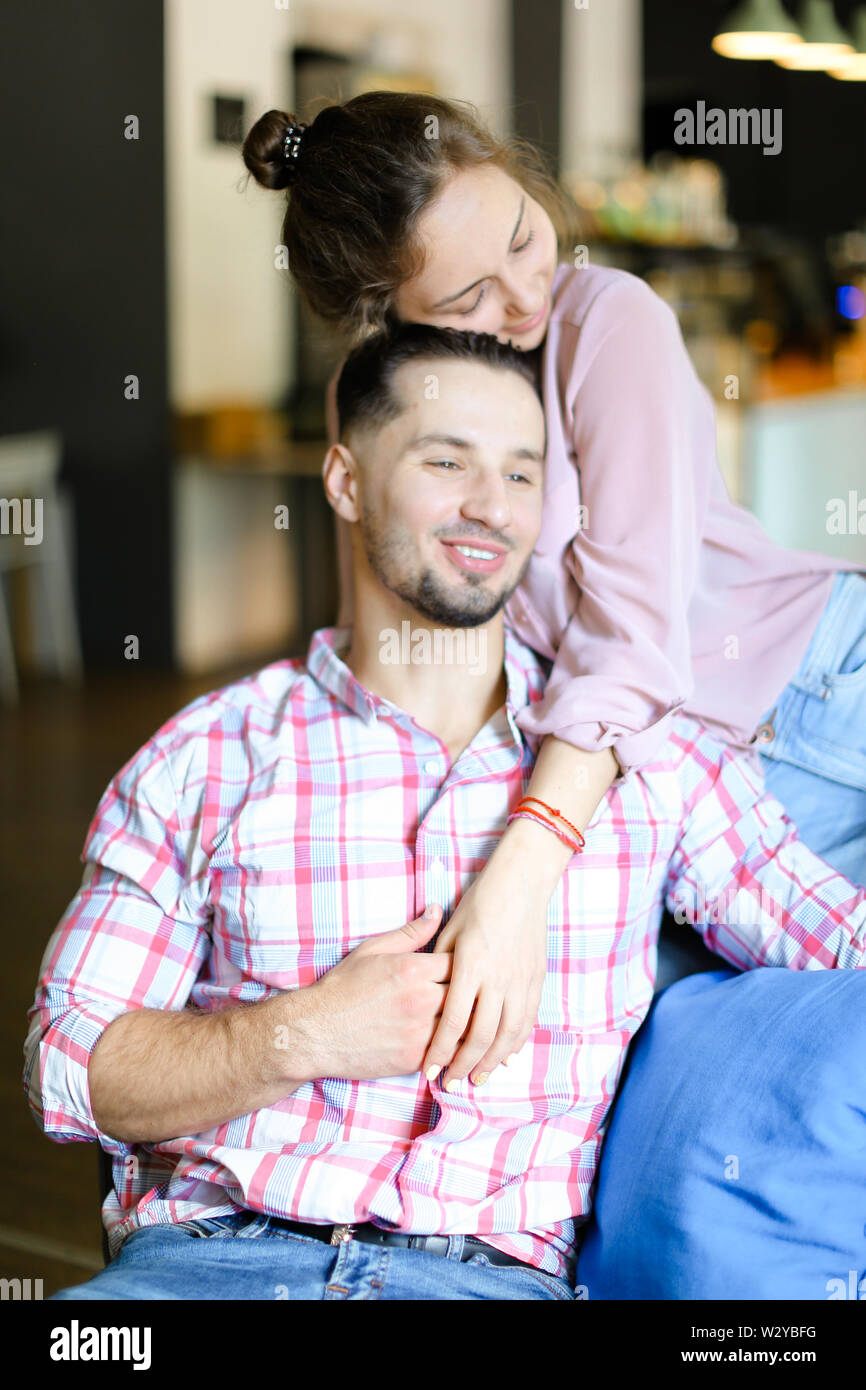 Junge Frau sitzend mit Mann und umarmen. oncept der Zeit miteinander zu verbringen und der Liebe. Stockfoto