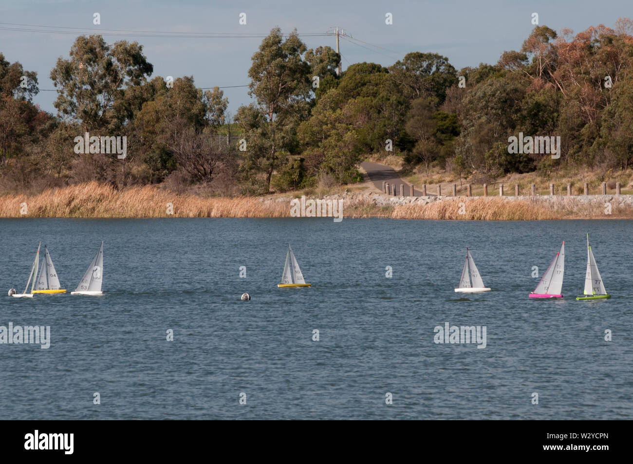Funkgesteuerte Modell Segelboote an Karkarook Park, Moorabbin, Victoria, ein ehemaliger Steinbruch Sand in den östlichen Vororten von Melbourne, Australien Stockfoto
