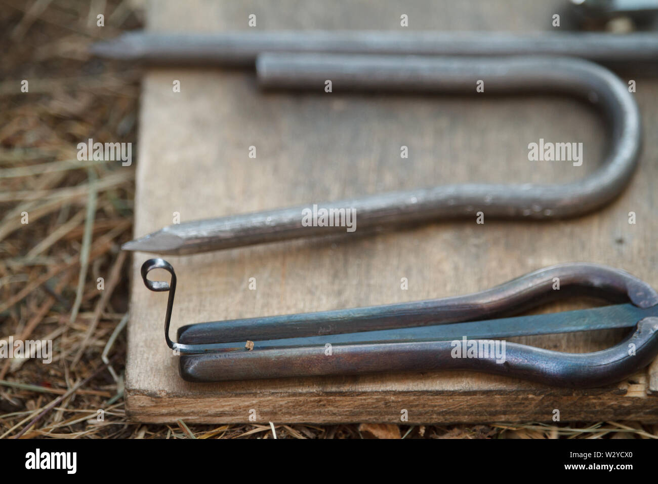 Nahaufnahme der verschiedenen Teile der Kiefer Harfen, khomuses, Folk Musical Instruments, selektiven Fokus Stockfoto