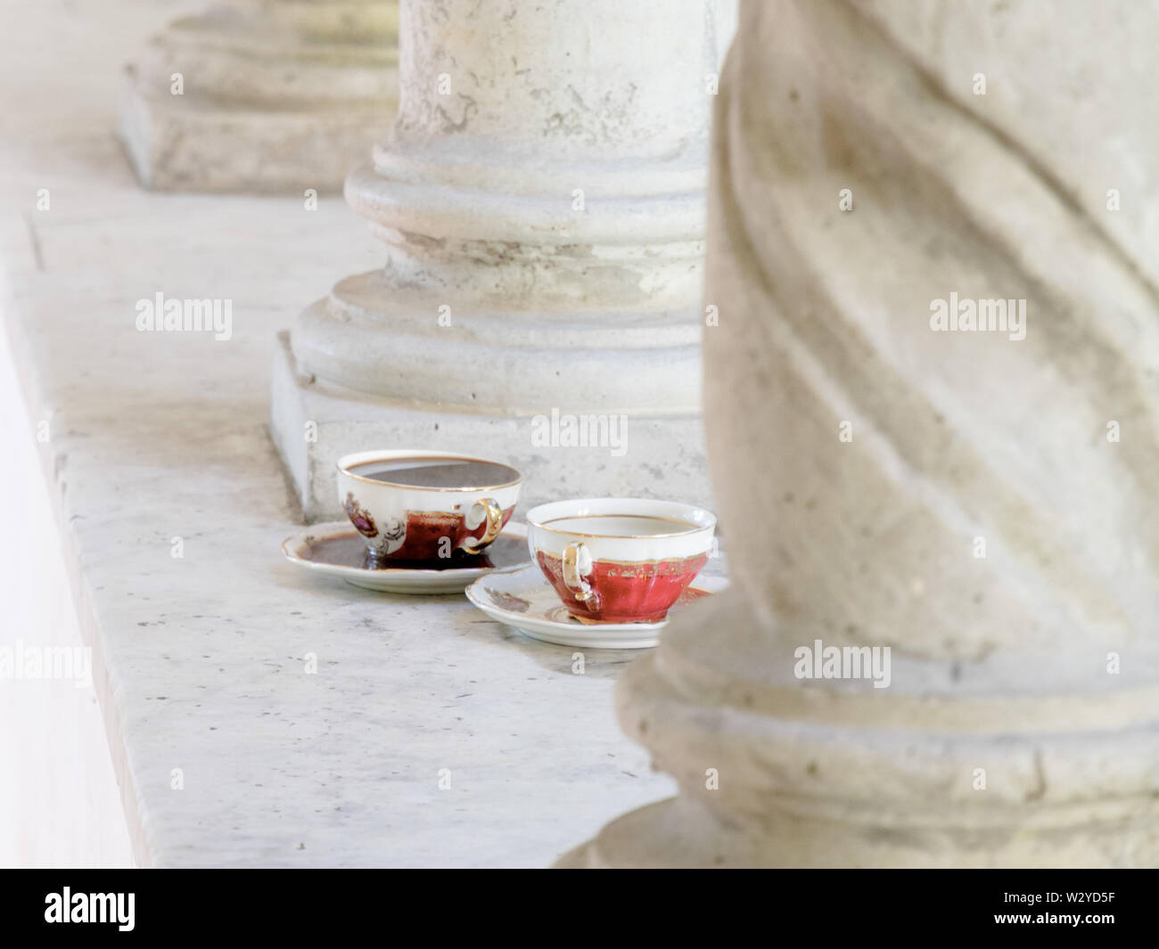 Eine romantische Verabredung an diesem einsamen Tasse Kaffee suchen Stellen Sie sich vor, Stockfoto