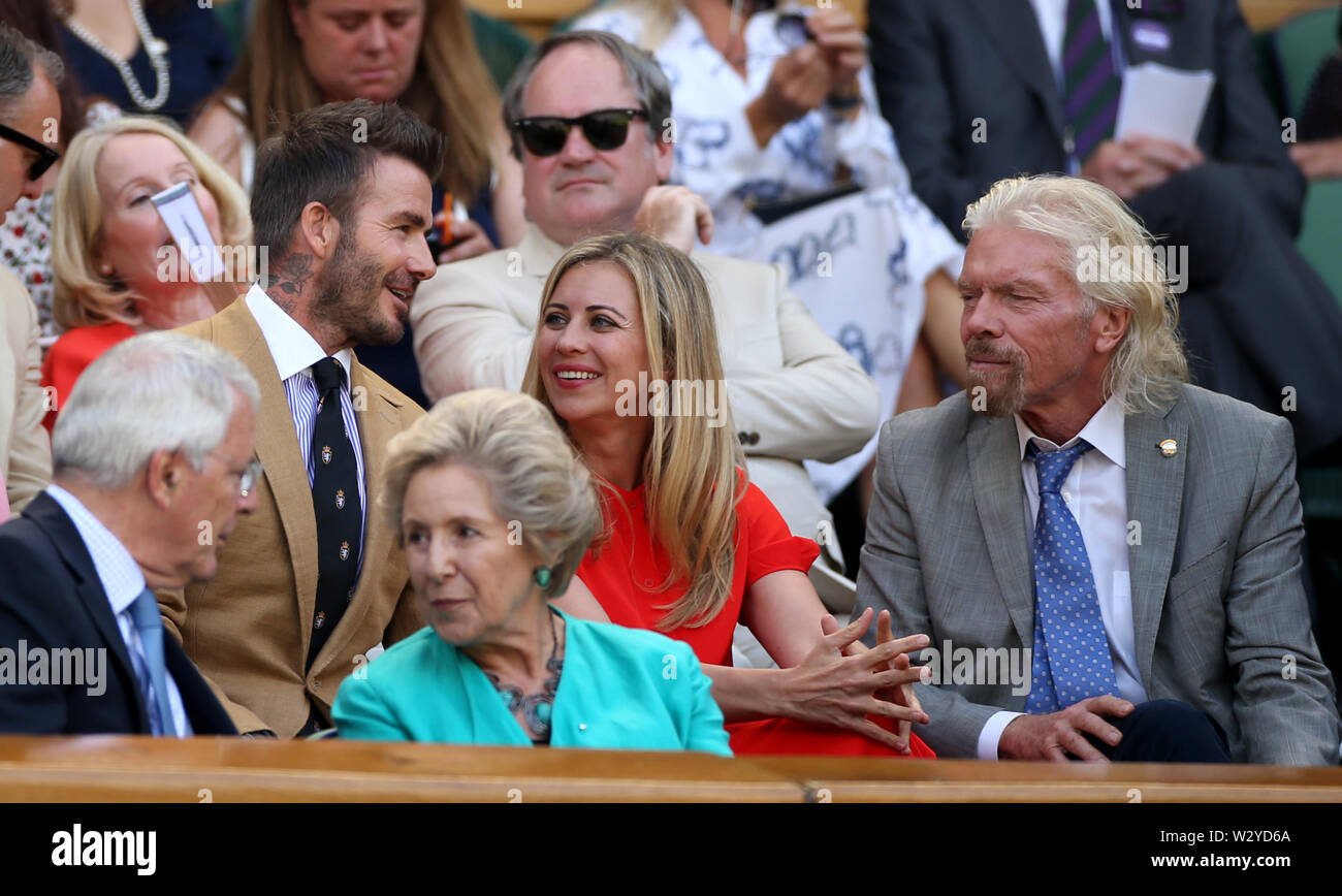 David Beckham in der Königsloge mit Sir Richard Branson und seine Tochter Holly am Tag zehn der Wimbledon Championships in der All England Lawn Tennis und Croquet Club, Wimbledon. Stockfoto