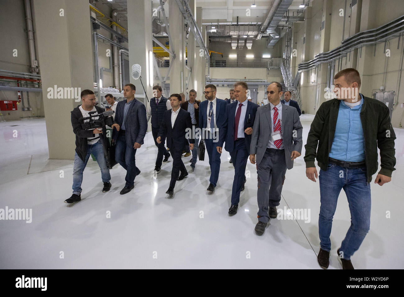 (190711) - Kiew, 11. Juli 2019 (Xinhua) - der ukrainische Präsident Wladimir Zelensky und seine Entourage Inspizieren des neuen Schutzkonstruktion des Kernkraftwerks Tschernobyl in Kiew, Ukraine, 10. Juli 2019. Der Präsident der Ukraine Volodymyr Zelensky besucht Kernkraftwerk Tschernobyl (ChNPP) wie die neue Schutzkonstruktion (NSC) über der vierte Reaktor des Kraftwerkes wurde in Betrieb Mittwoch. Die NSC, die radioaktive Stoffe austreten aus der vierte Reaktor Seite, wo ein nuklearer Unfall am 26. April 1986 mindestens 31 Menschen, während Tausende mehr sinc gestorben sind, verhindern. Stockfoto