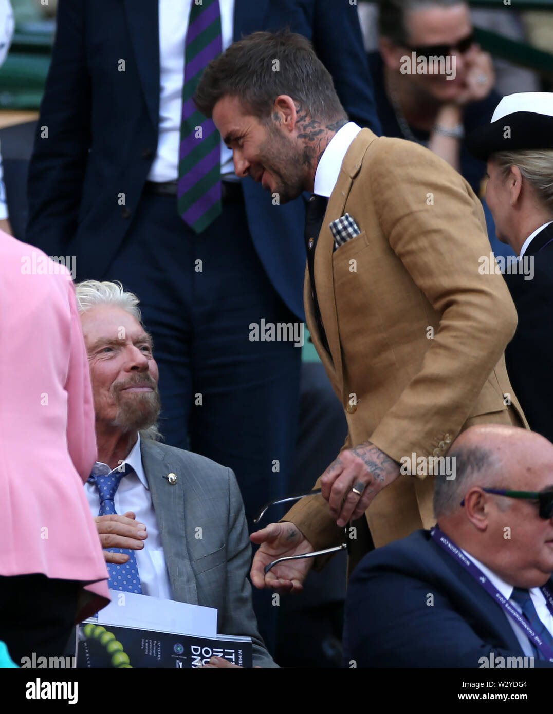 David Beckham und Sir Richard Branson am Tag zehn der Wimbledon Championships in der All England Lawn Tennis und Croquet Club, Wimbledon. Stockfoto
