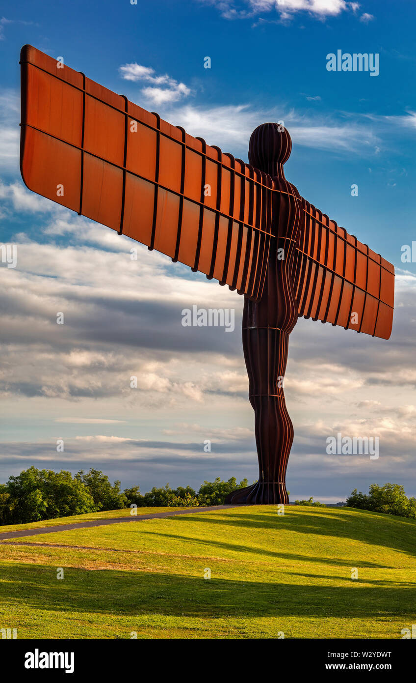 Der Engel des Nordens Skulptur bei Sonnenuntergang, Gateshead, Tyne und Wear, England, Vereinigtes Königreich Stockfoto