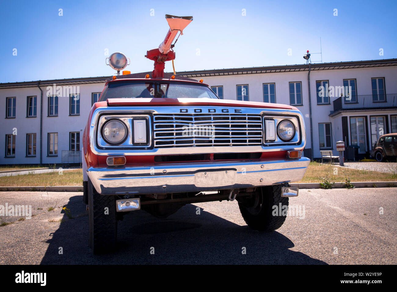 Alte Feuerwehr Fahrzeug vor dem Hauptgebäude der ehemaligen Flughafen Butzweilerhof in Ossendorf, Köln, Deutschland altes Feuerlo Stockfoto