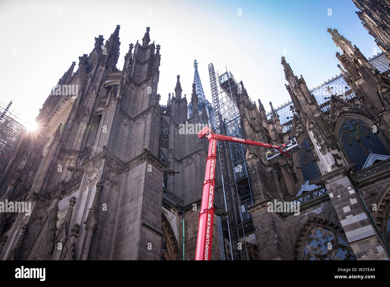 Arbeiter auf einer Hubarbeitsbühne an der Nordseite der Kathedrale, Köln, Deutschland. Arbeiter in einer LKW-Arbeitsbuehne an der Nordseite des Do Stockfoto