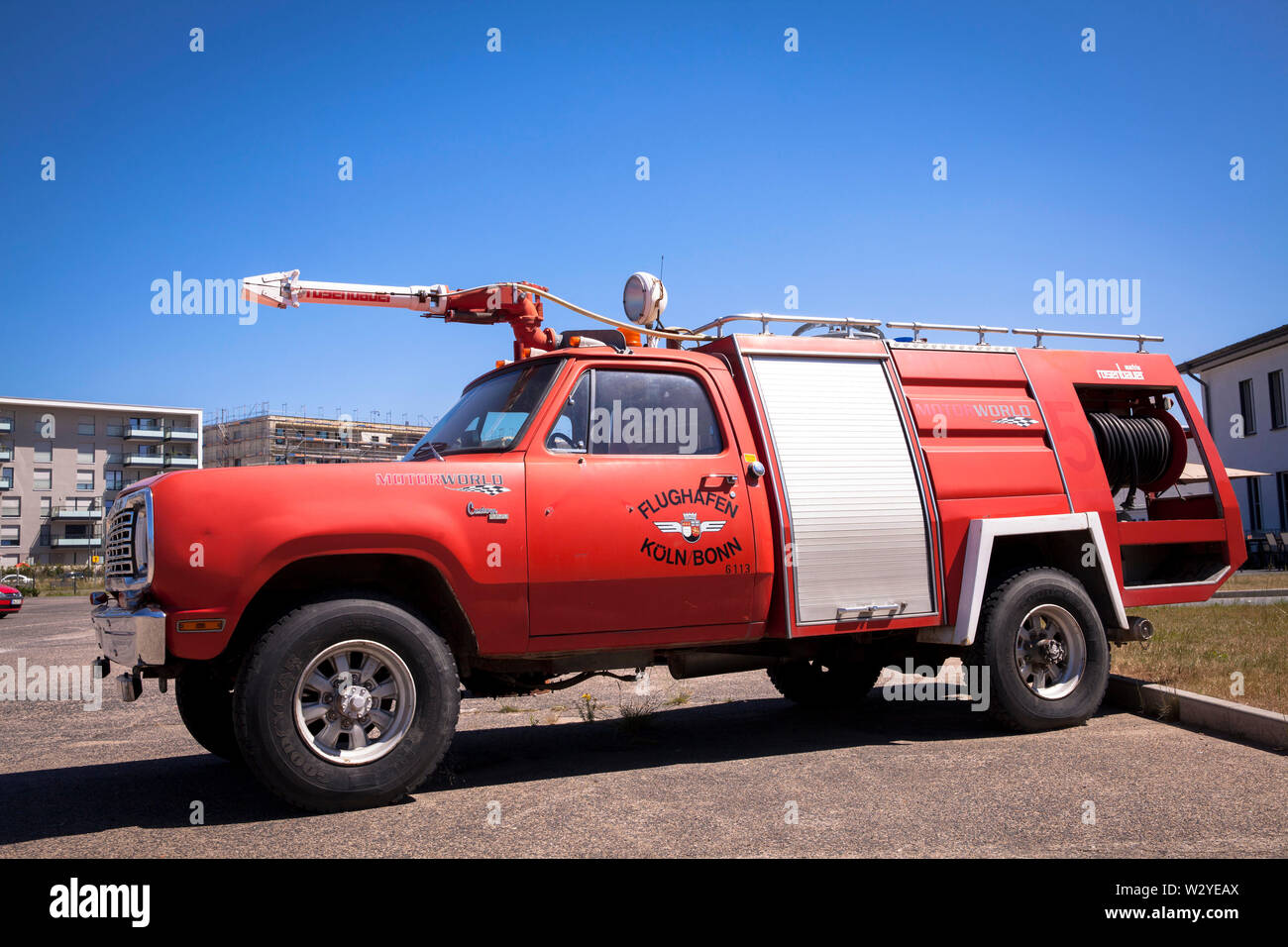 Alte Feuerwehr Fahrzeug vor dem Hauptgebäude der ehemaligen Flughafen Butzweilerhof in Ossendorf, Köln, Deutschland altes Feuerlo Stockfoto