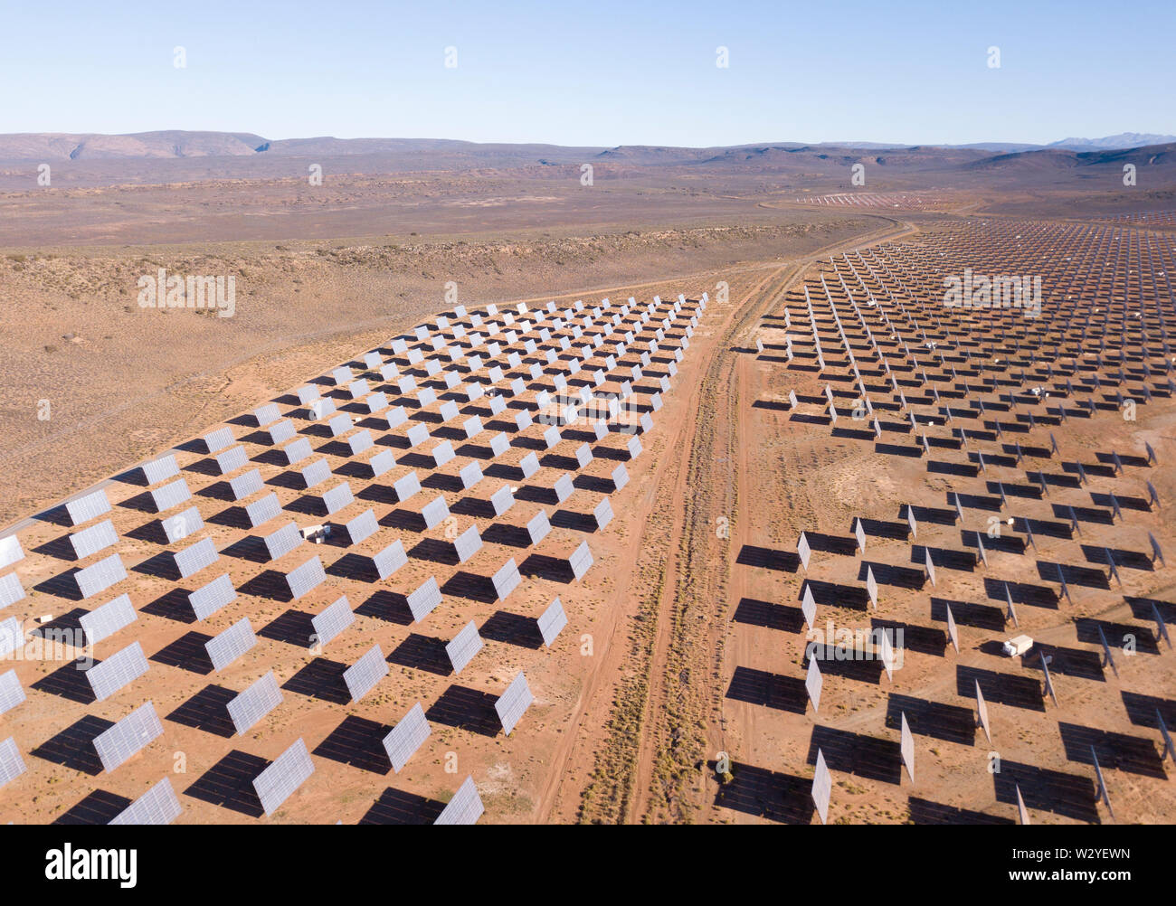 Antenne über Solarzellen in einem trockenen Landschaft Stockfoto