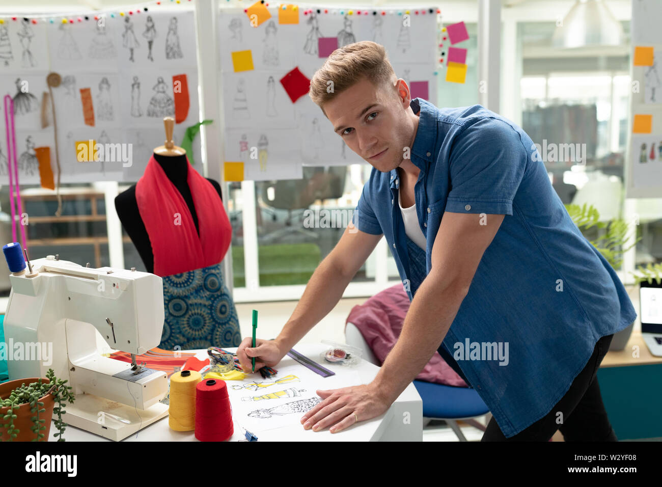 Männliche Fashion Designer Zeichnung Skizze auf einer Tabelle in Design Studio Stockfoto
