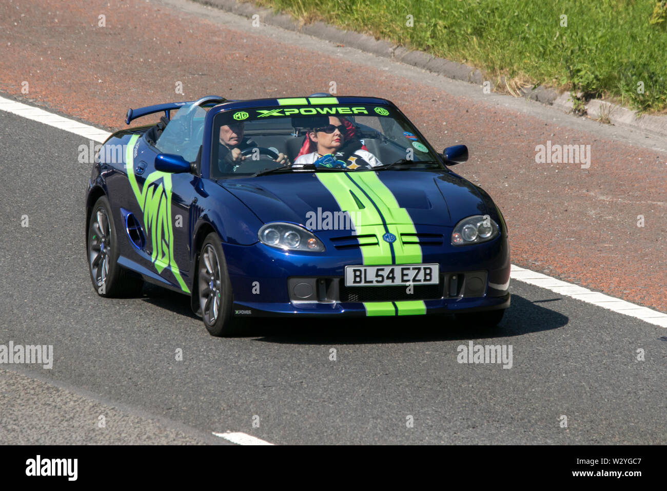 Vintage classic restaurierte Fahrzeuge Autos auf der Autobahn M6 an der Leighton Hall Car Show in Carnforth, Lancaster, Großbritannien reisen Stockfoto