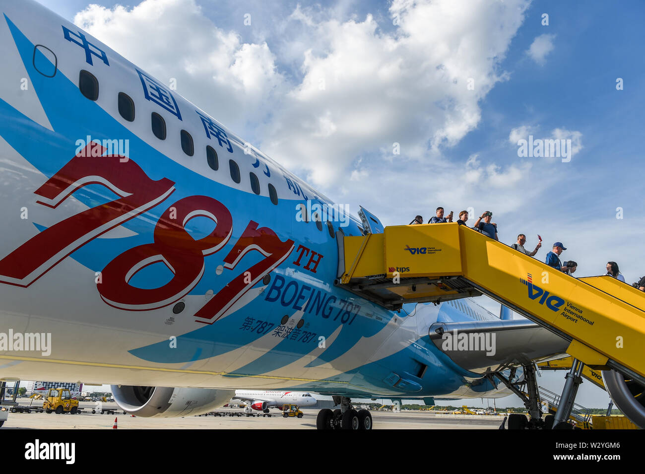 (190711) - Peking, 11. Juli 2019 (Xinhua) - Passagiere steigen Sie den ersten Flug mit China Southern Airlines Guangzhou-Urumqi - Wien Route am Flughafen Wien, Wien, Österreich, 18. Juni 2019. China hat eine kontinuierliche Entwicklung in der zivilen Luftfahrtindustrie sowohl im Hinblick auf seine Sicherheit und umfassende Transport Wachstum gesehen, entsprechend der nationalen Zivilluftfahrtbehörden. Ende Juni, Chinas Zivilluftfahrt hat 106 Monate der kontinuierlichen sicheren Flugbetrieb mit insgesamt Flugstunden in Höhe von 74,4 Mio. realisiert, entsprechend der Zivil Stockfoto