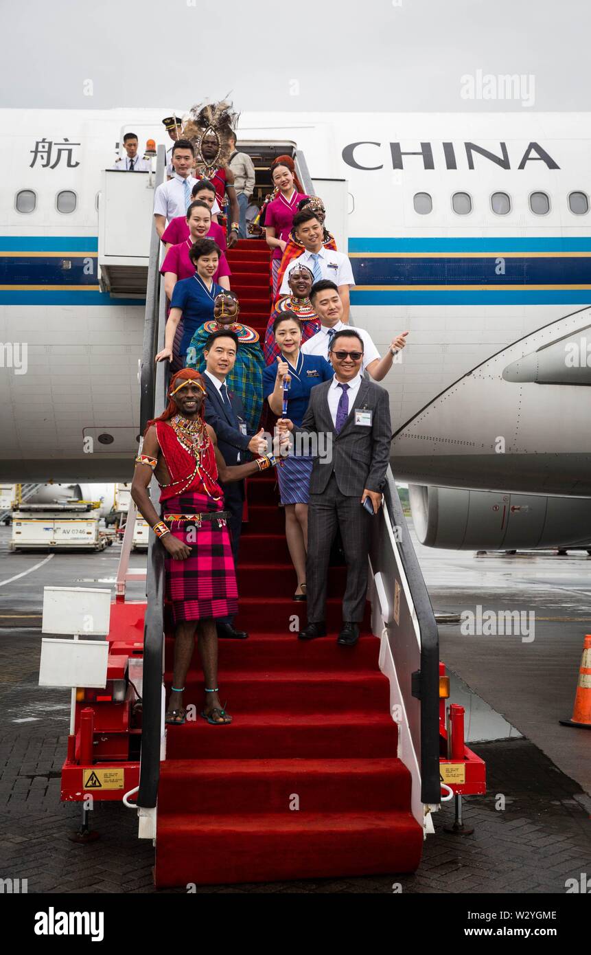 (190711) - Peking, 11. Juli 2019 (Xinhua) -- Menschen posieren für ein Foto bei einer begrüßungszeremonie Für den Eröffnungs Changsha-Nairobi Flug bei Jomo Kenyatta International Airport in Nairobi, Kenia, 12. Juni 2019. China hat eine kontinuierliche Entwicklung in der zivilen Luftfahrtindustrie sowohl im Hinblick auf seine Sicherheit und umfassende Transport Wachstum gesehen, entsprechend der nationalen Zivilluftfahrtbehörden. Ende Juni, Chinas Zivilluftfahrt hat 106 Monate der kontinuierlichen sicheren Flugbetrieb mit insgesamt Flugstunden in Höhe von 74,4 Mio. realisiert, nach den Einheitlichen Rechtsvorschriften CIV Stockfoto