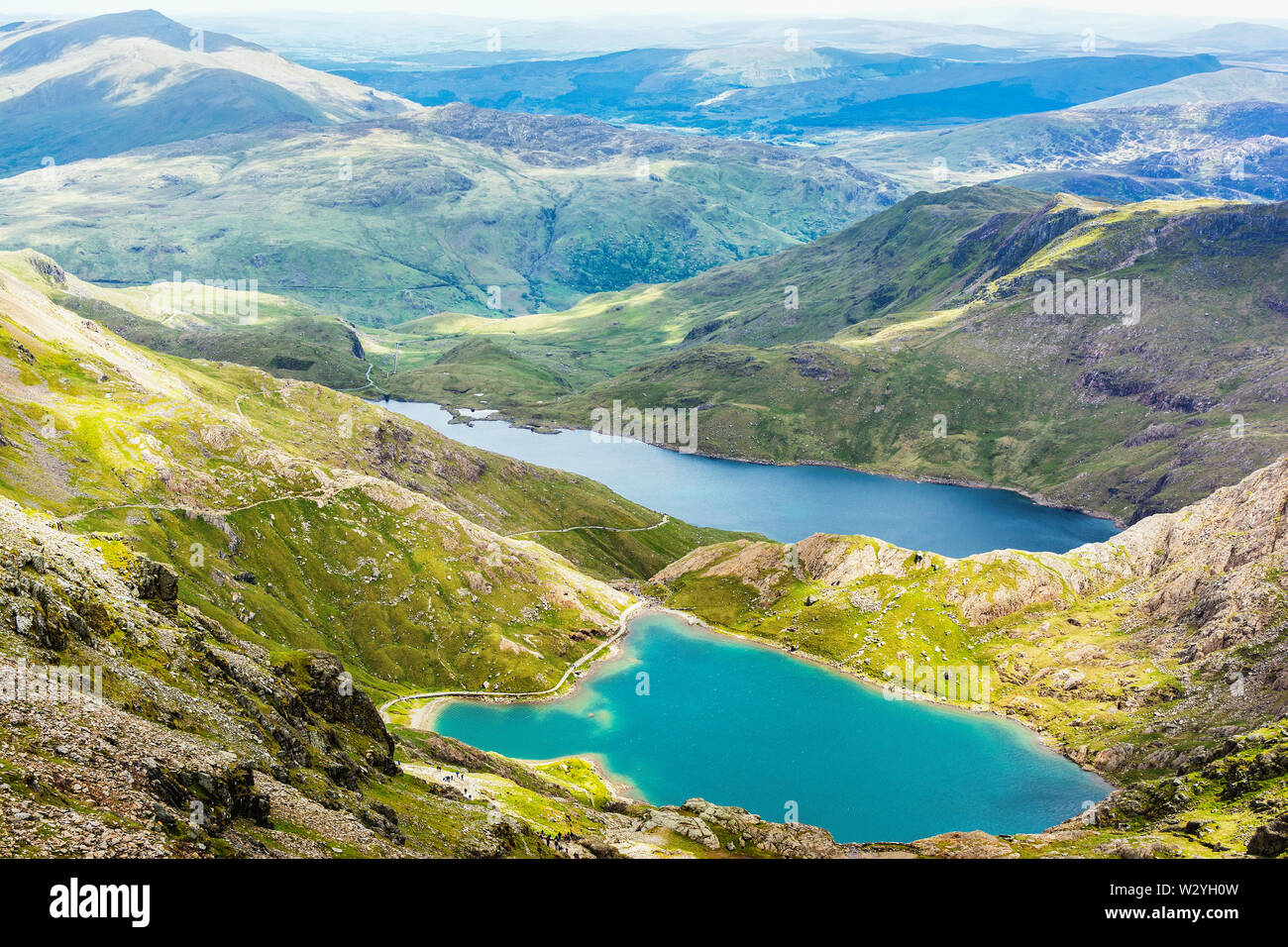 Blick auf den wunderschönen Seen in Snowdonia National Park, North Wales, Berge auf der Rückseite, selektiver Fokus Stockfoto