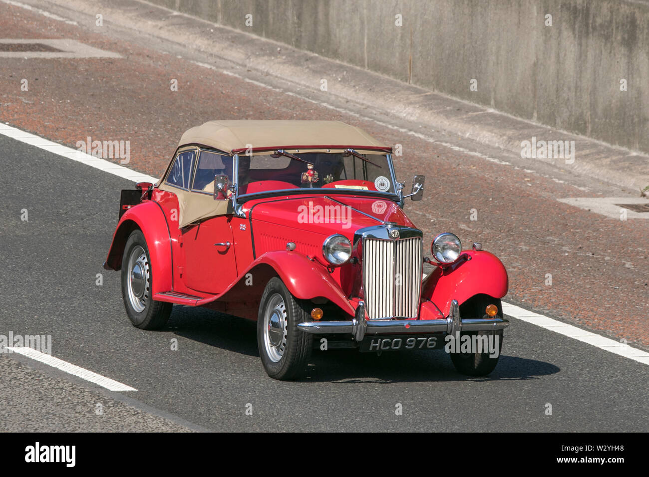 Vintage classic restaurierte Fahrzeuge Autos auf der Autobahn M6 an der Leighton Hall Car Show in Carnforth, Lancaster, Großbritannien reisen Stockfoto