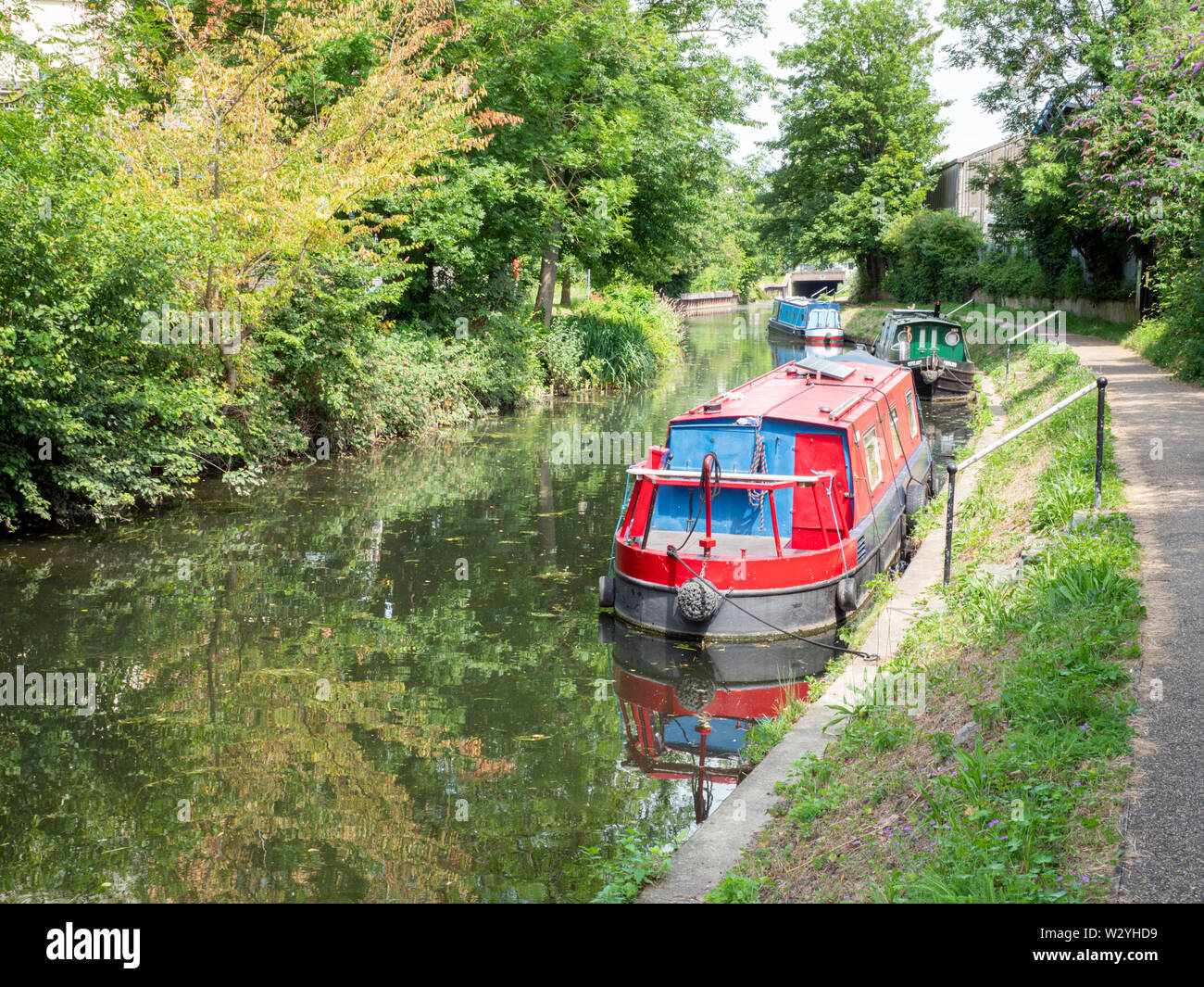 Hausbooten, oder NARROWBOATS oder langboote vertäut am Hockerill Schnitt auf dem River Stort in Bishops Stortford Hertfordshire, Großbritannien Stockfoto