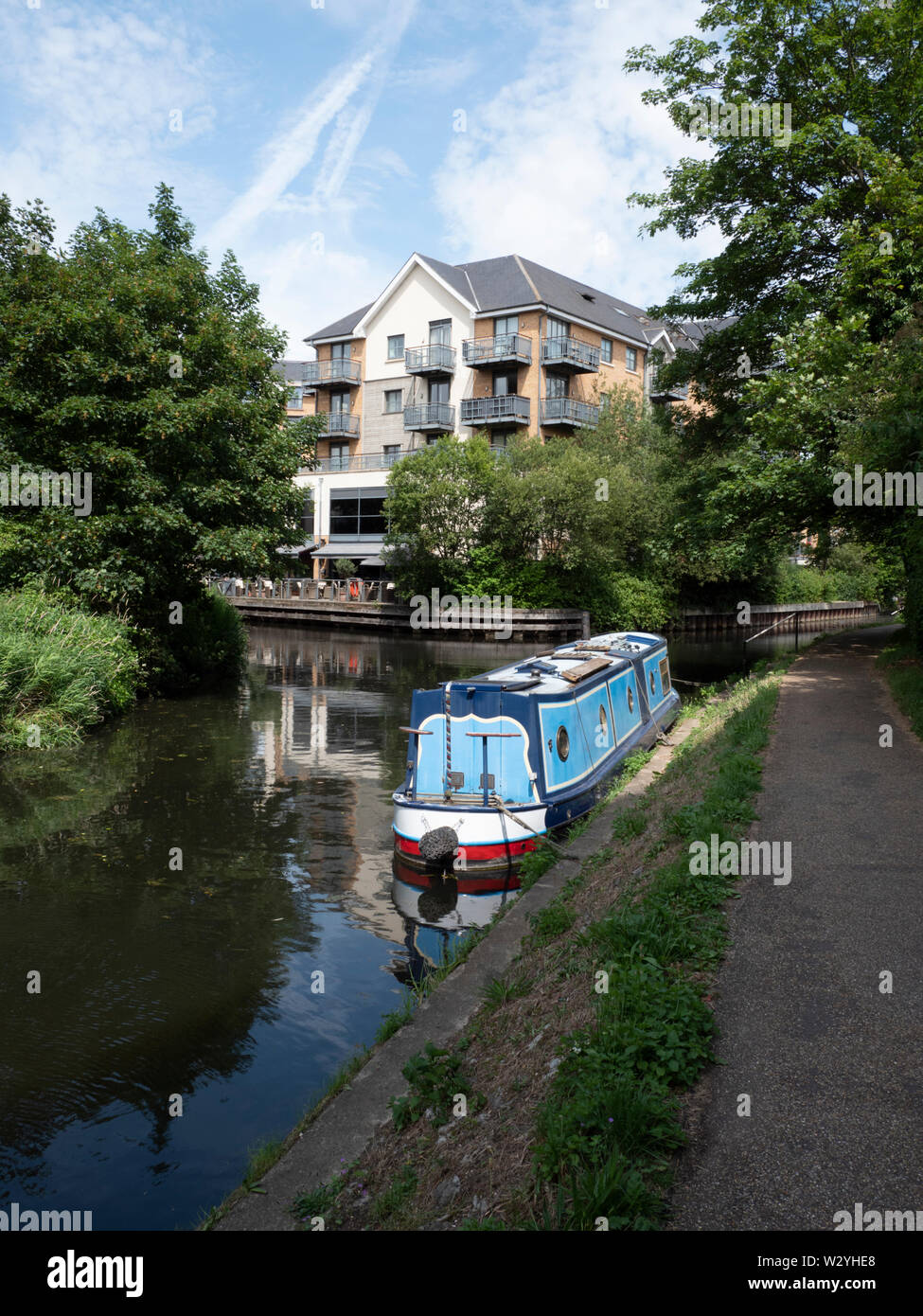 Hausbooten, oder NARROWBOATS oder langboote vertäut am Hockerill Schnitt auf dem River Stort in Bishops Stortford Hertfordshire, Großbritannien Stockfoto