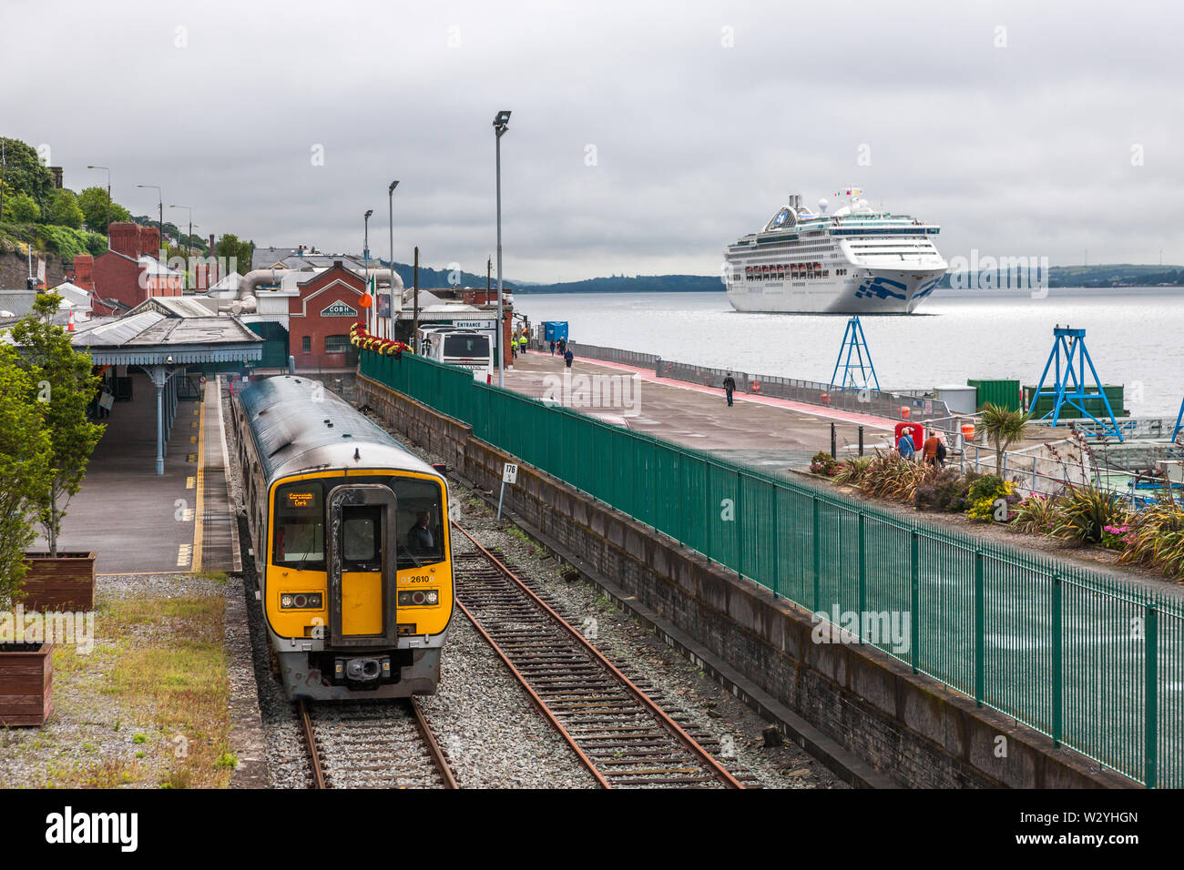 Cobh, Cork, Irland. 11. Juli, 2019. S-Bahn fährt Cobh Station für Kork als Kreuzfahrtschiff Sea Princess in der historischen Stadt, in der feste Platz für Australien Tag ankommt. Stockfoto