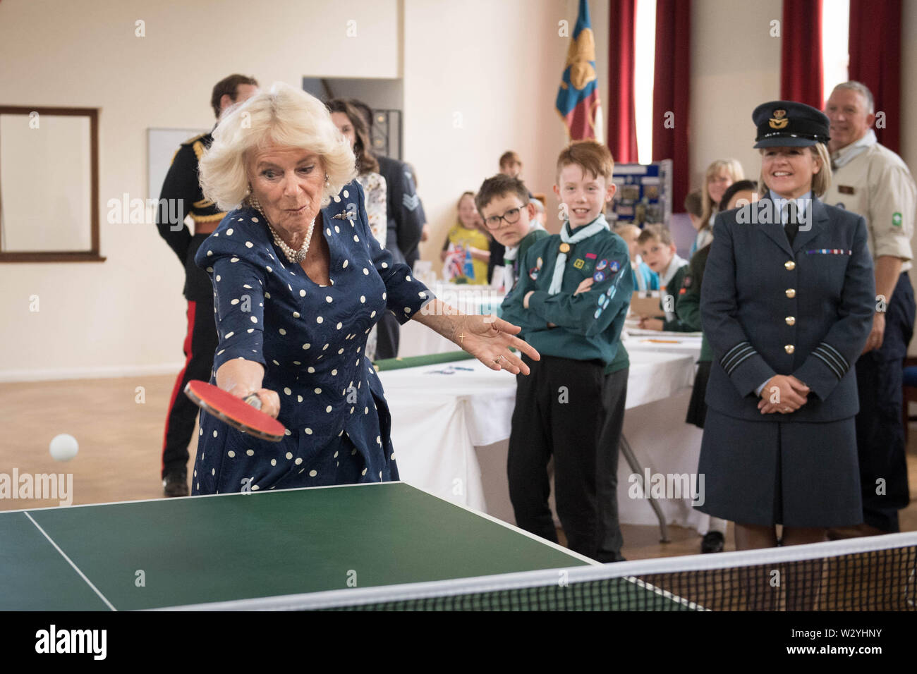 Die Herzogin von Cornwall, in ihrer Rolle als Ehrenamtlicher Air Commodore, spielt Tischtennis bei einem Besuch in der Royal Air Force Halton in Aylesbury, als Teil dessen hundertstem Jubiläum feiern. Stockfoto