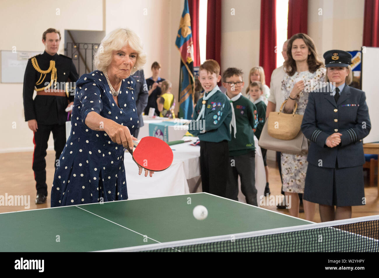 Die Herzogin von Cornwall, in ihrer Rolle als Ehrenamtlicher Air Commodore, spielt Tischtennis bei einem Besuch in der Royal Air Force Halton in Aylesbury, als Teil dessen hundertstem Jubiläum feiern. Stockfoto