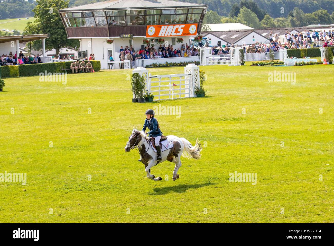 Harrogate. Vereinigtes Königreich. 11. Juli 2019. Grosse Massen in der Main Arena. Die Yorkshire Dales Eis mini großen Peitsche Runde. Springen auf der großen Yorkshire zeigen. Kredit Elli Birke/SIP-Foto Agentur/Alamy leben Nachrichten. Stockfoto
