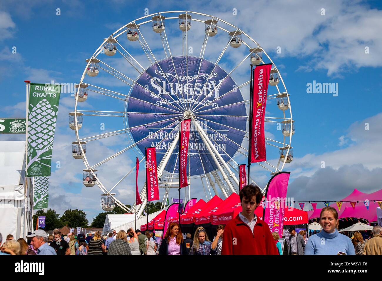 Harrogate. Vereinigtes Königreich. 11. Juli 2019. Grosse Massen. Slingsby Gin Rad an der Großen Yorkshire zeigen. Kredit Elli Birke/SIP-Foto Agentur/Alamy leben Nachrichten. Stockfoto