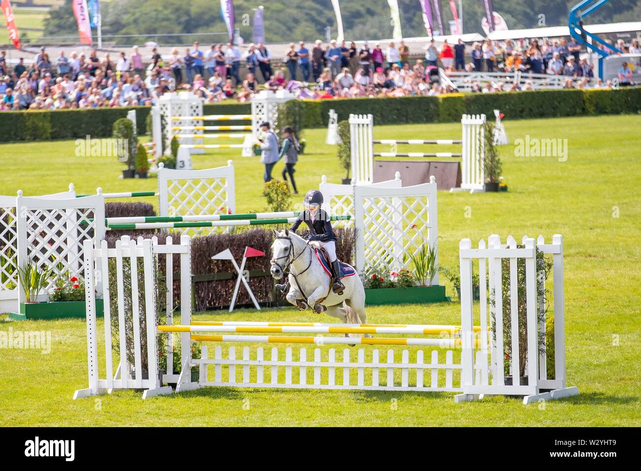 Harrogate. Vereinigtes Königreich. 11. Juli 2019. Grosse Massen in der Main Arena. Die Yorkshire Dales Eis mini großen Peitsche Runde. Springen auf der großen Yorkshire zeigen. Kredit Elli Birke/SIP-Foto Agentur/Alamy leben Nachrichten. Stockfoto