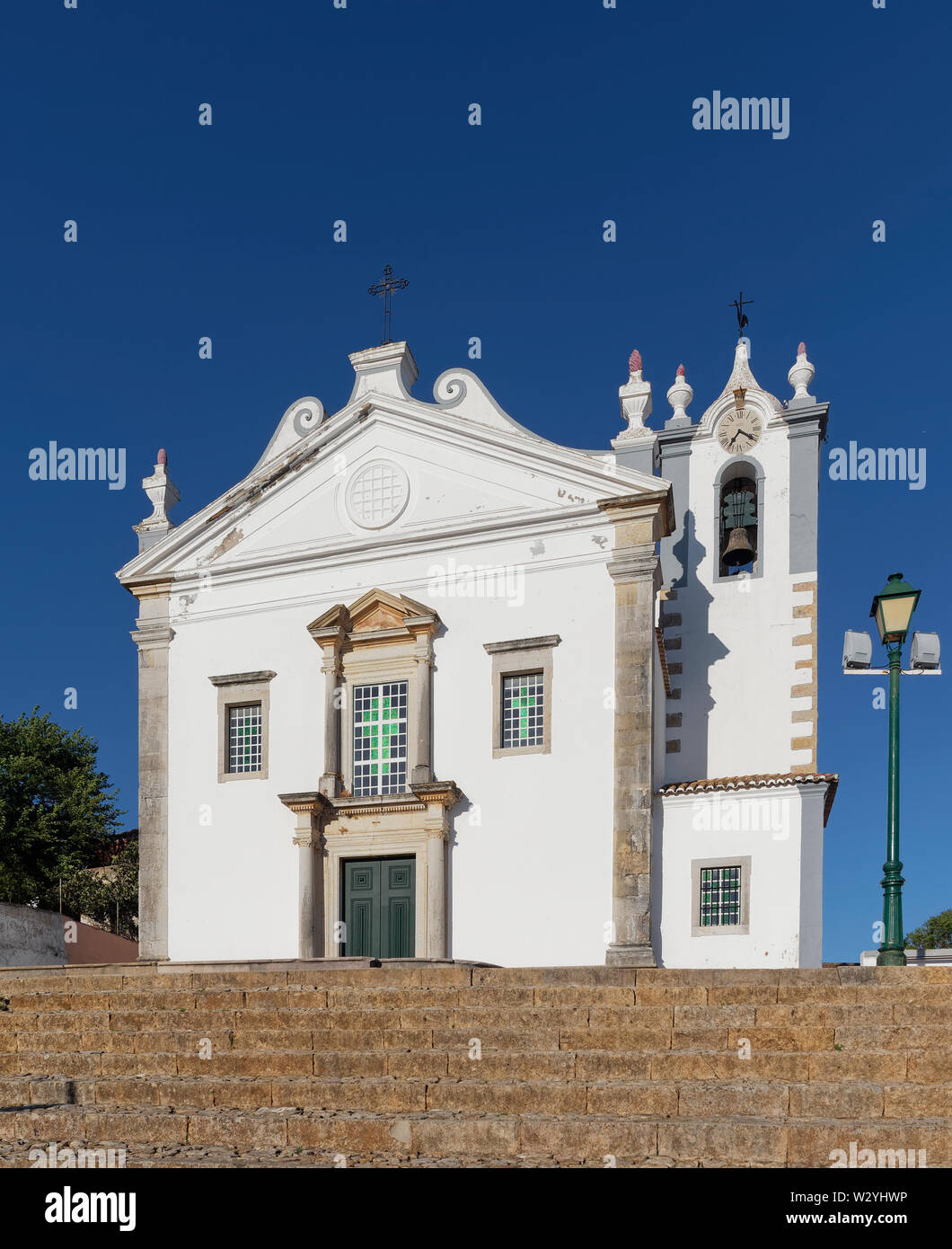 Die Schritte zur Paroquia de S Martinho in der kleinen Stadt der Algarve Estoi an einem heißen Sommern Nachmittag. Portugal. Stockfoto