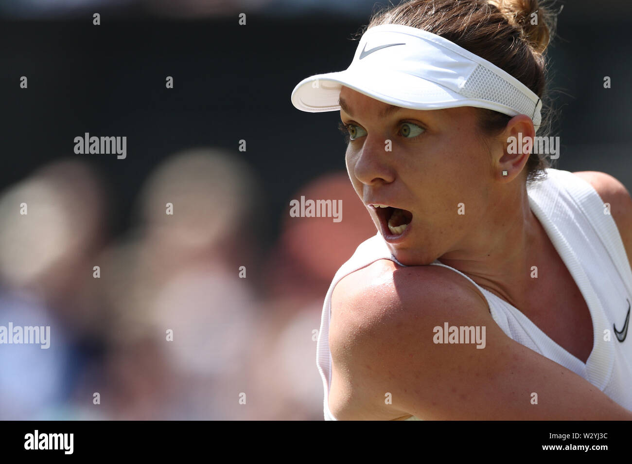 Wimbledon, UK. 11. Juli 2019, den All England Lawn Tennis und Croquet Club, Wimbledon, England, Wimbledon Tennis Turnier, Tag 10; Simona Hilfe (Rom) Zurück zu Elina Svitolina (ukr) während ihre Damen singles Halbfinale Credit: Aktion Plus Sport Bilder/Alamy leben Nachrichten Stockfoto