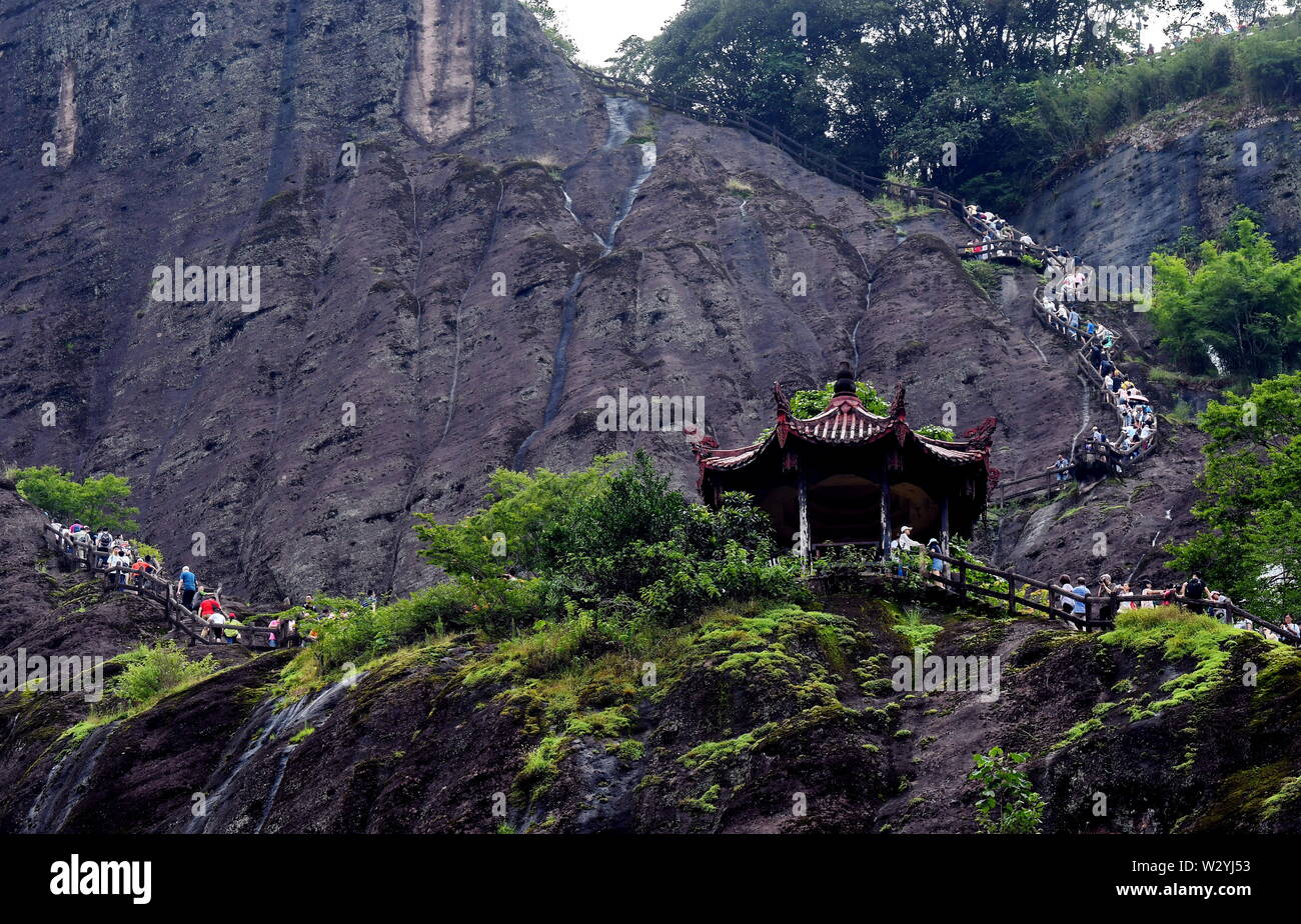 Wuyishan. 11. Juli, 2019. Touristen besuchen Tianyou Peak von wuyi Berg im Südosten der chinesischen Provinz Fujian, 11. Juli 2019. Die Mount Wuyi Scenic Area am Donnerstag der Oeffentlichkeit wieder eröffnet, nach der Schließung am 9. Juli durch eine Reihe von intensiven Niederschlag. Credit: Zhang Guojun/Xinhua/Alamy leben Nachrichten Stockfoto