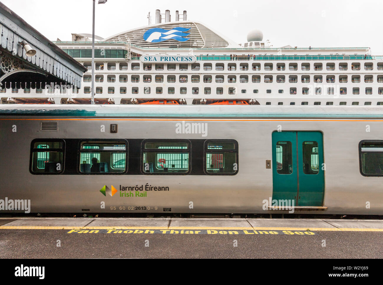 Cobh, Cork, Irland. 11. Juli, 2019. S-Bahn fährt Cobh Station für Kork als Kreuzfahrtschiff Sea Princess in der historischen Stadt, in der feste Platz für Australien Tag ankommt. Stockfoto