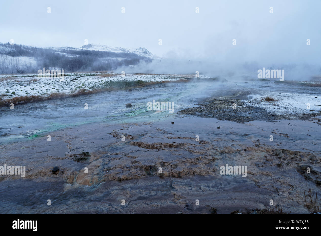 Geothermie (See hot spring Pool) mit Rauchen heiß Wasser in Island im Geysir Strokkur, golden circle Stockfoto